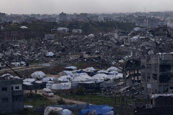 [تصویر: چادرهای اسکان فلسطینیان در شمال غزه. موسى ابومرزوق اظهار داشت که آگاهی از ویرانی‌های ناشی از حمله ۷ اکتبر، حمایت او از این عملیات را غیرممکن می‌ساخت. اعتبار: ساهر الغوره برای نیویورک تایمز]